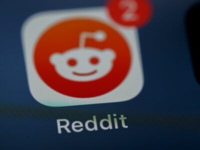 Reddit registra salto de 48% em estreia na bolsa, abrindo caminho para novos IPOs