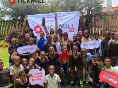 Tickmill Realiza Doação de Sapatos e Coloca Sorrisos nos Rostos das Crianças em Joanesburgo